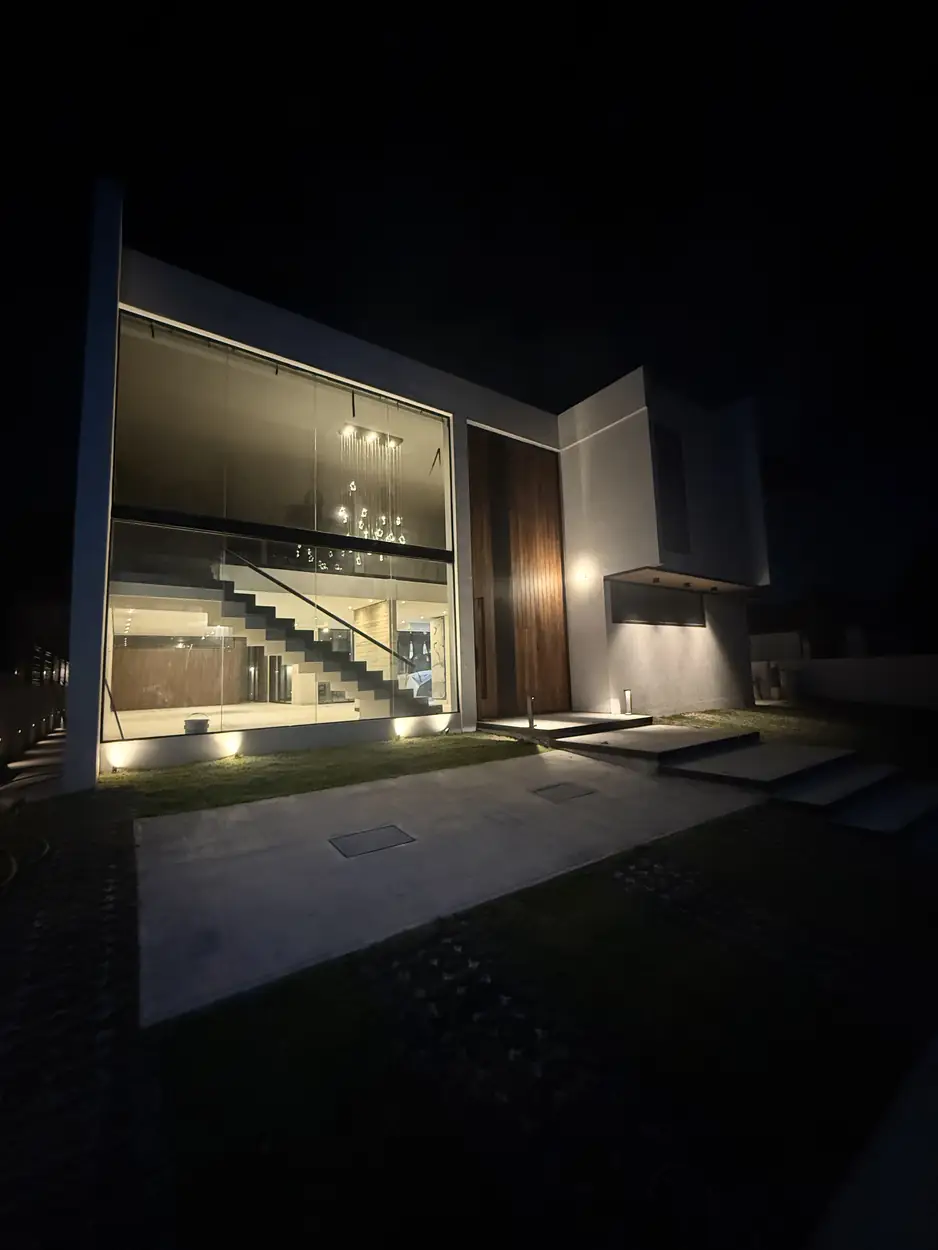 Fachada nocturna de casa recién terminada por Estudio Argama