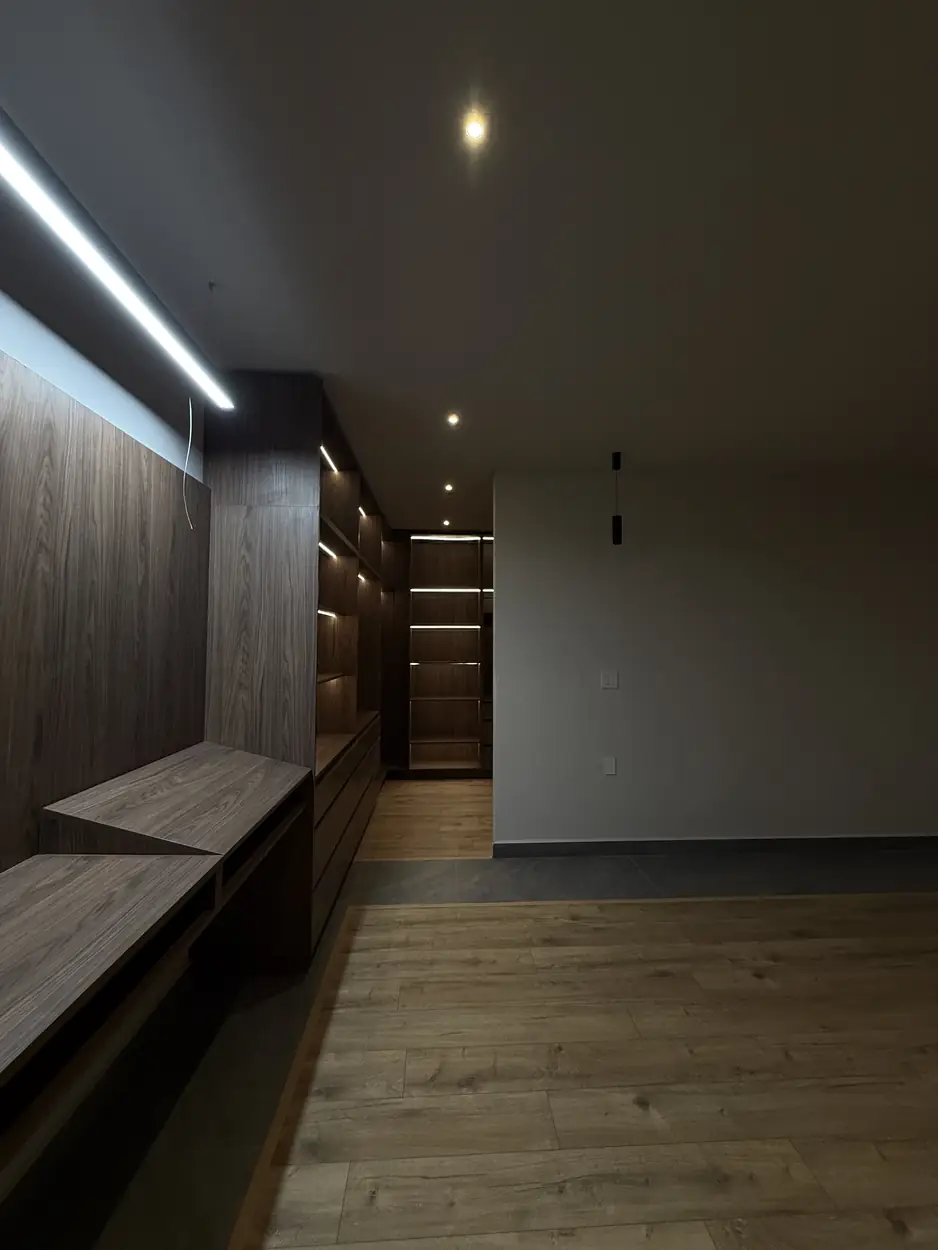 Escalera con iluminación lineal en obra terminada