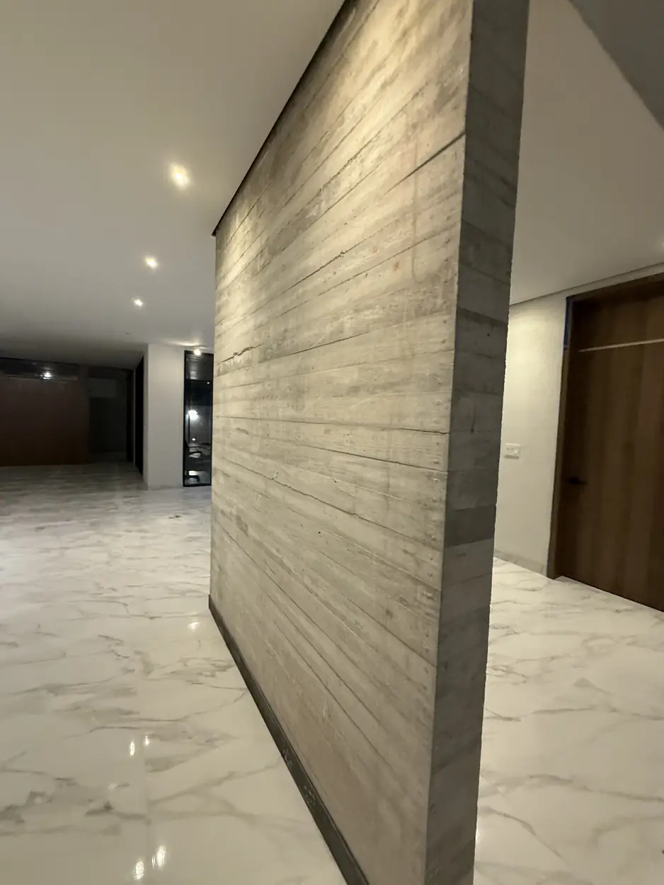 Detalle de mármol y madera en proyecto terminado
