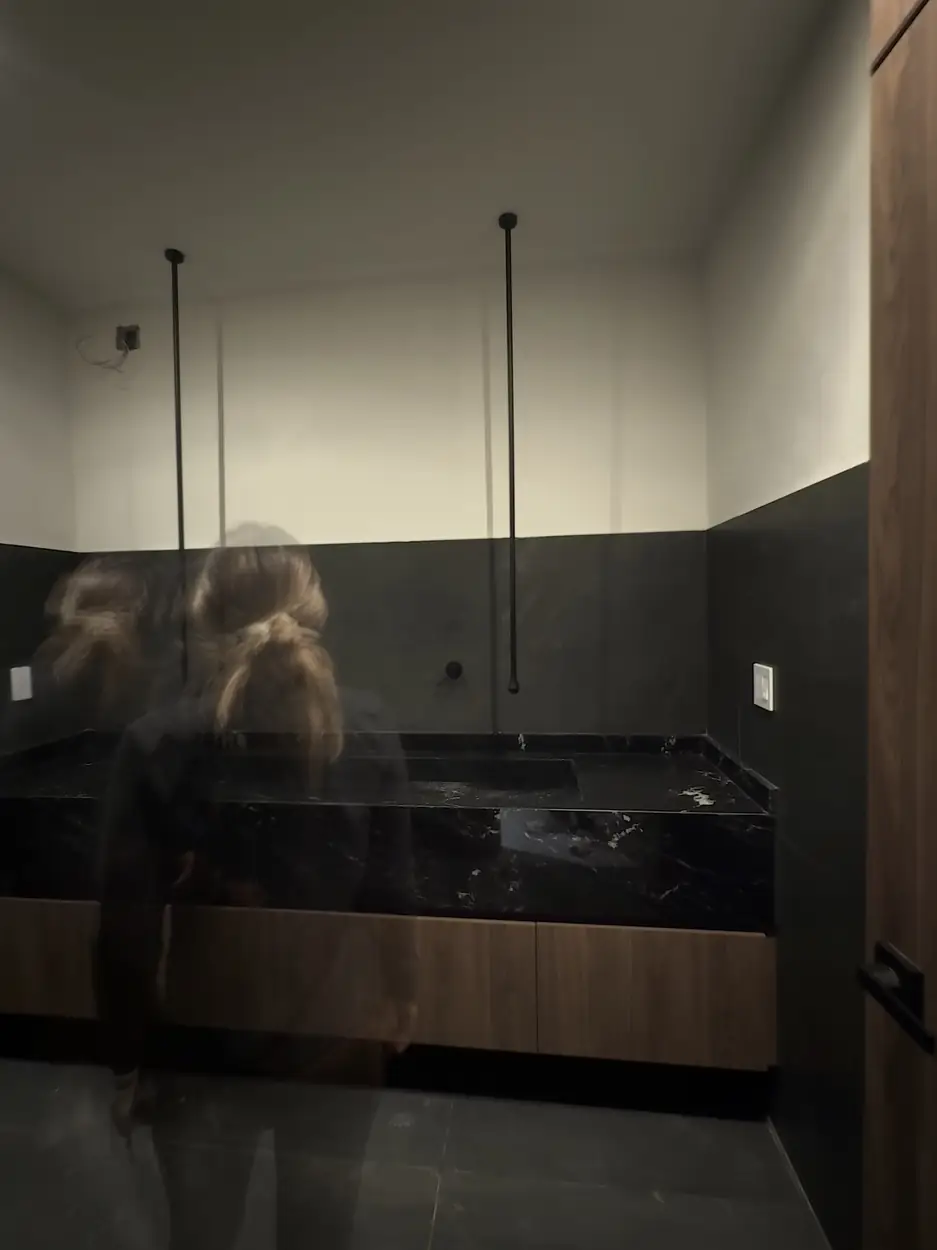 Baño con mármol negro en obra terminada