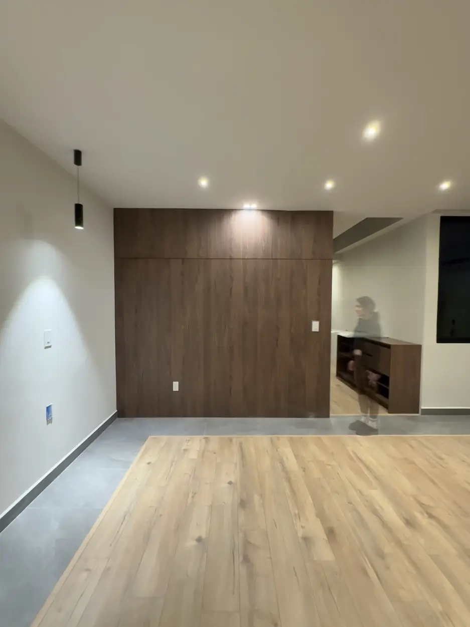 Estancia terminada con muro de madera en casa construida en Querétaro