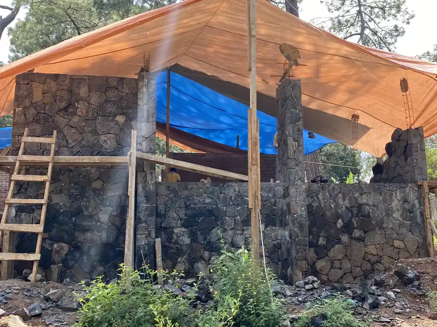Casa entre pinos en Valle de Bravo: mampostería, sep 2021 — proceso de construcción de Estudio Argama