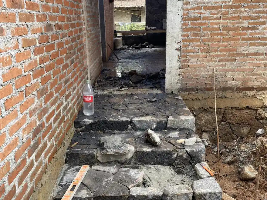 Casa entre pinos en Valle de Bravo: muros y escalera, oct 2021 — proceso de construcción de Estudio Argama