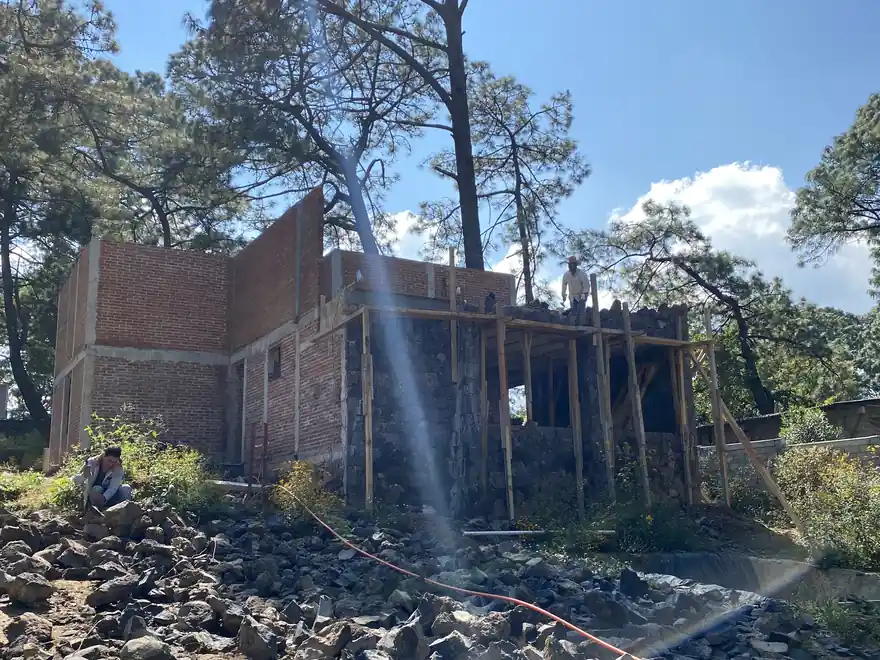 Casa entre pinos en Valle de Bravo: ladrillo y losa, nov 2021 — proceso de construcción de Estudio Argama