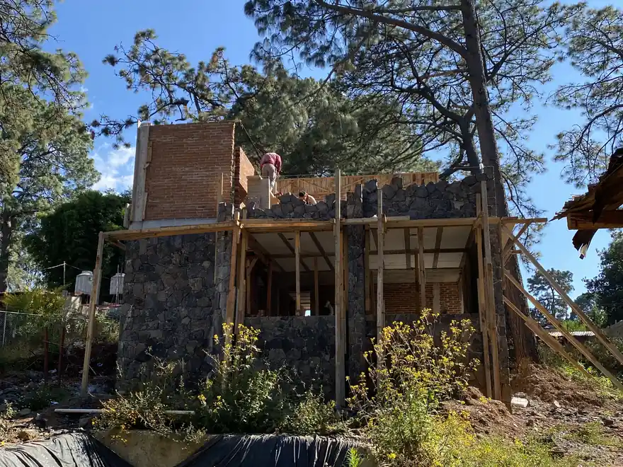 Casa entre pinos en Valle de Bravo: estructura, dic 2021 — proceso de construcción de Estudio Argama