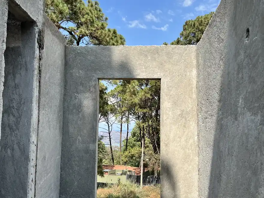 Casa entre pinos en Valle de Bravo: concreto aparente, feb 2022 — proceso de construcción de Estudio Argama