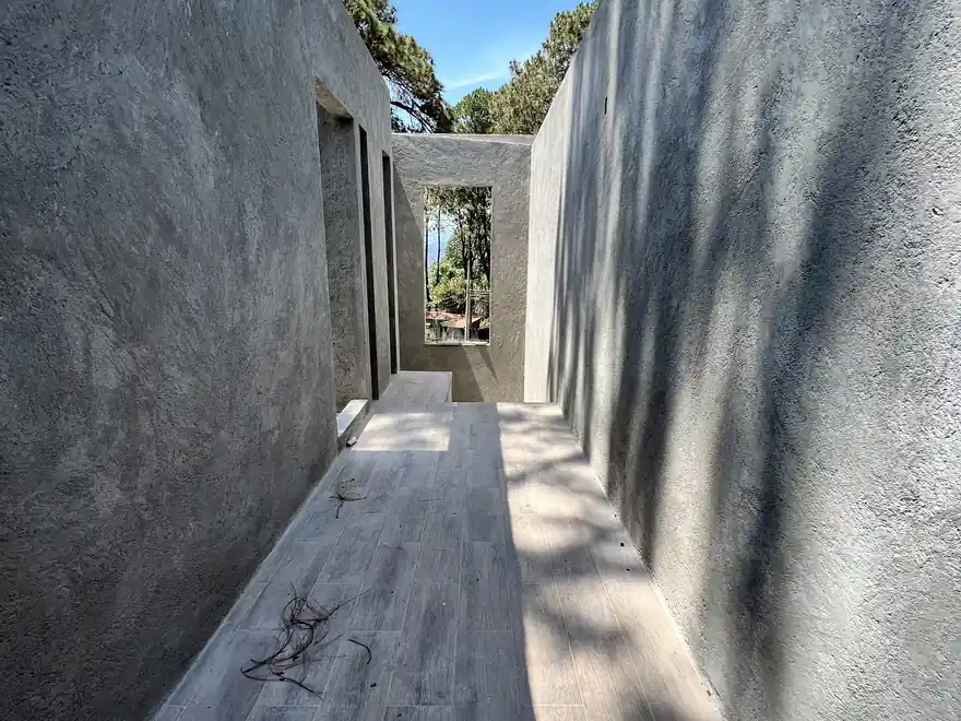 Casa entre pinos en Valle de Bravo: aplanados, abr 2022 — proceso de construcción de Estudio Argama