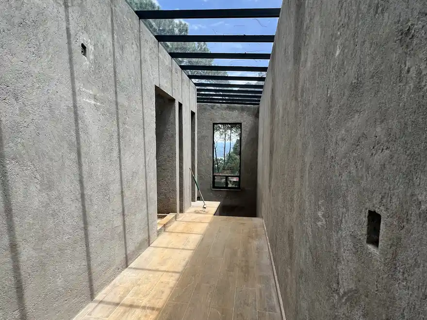Casa entre pinos en Valle de Bravo: cubierta, jul 2022 — proceso de construcción de Estudio Argama