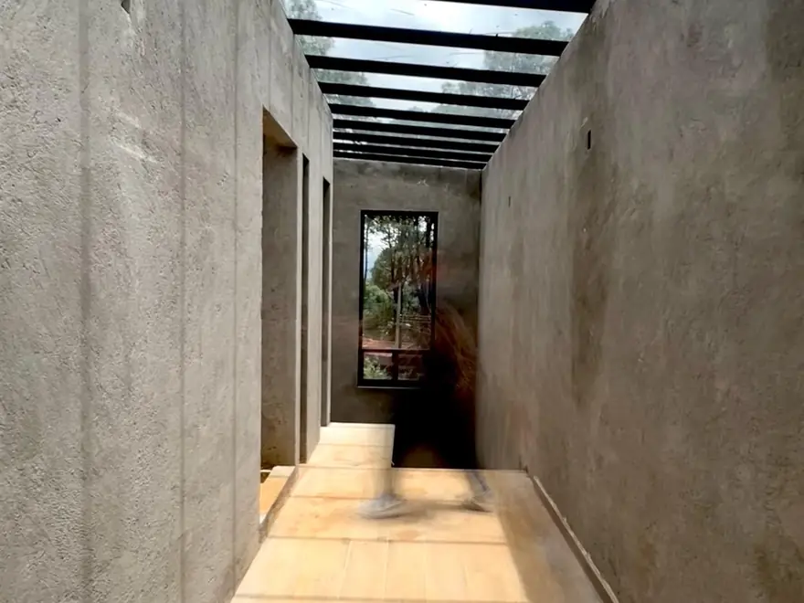 Casa entre pinos en Valle de Bravo: terminada — proceso de construcción de Estudio Argama