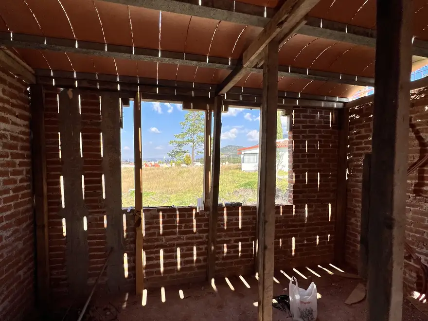 Casa de bóveda en Querétaro: muros y puntales, nov 2022 — proceso de construcción de Estudio Argama